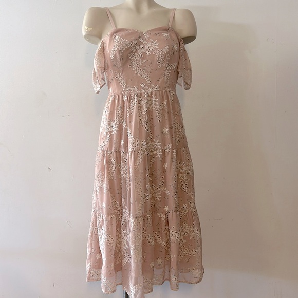 Dress the Population Dresses & Skirts - Dress the Population XS dress embroidered dusty pink